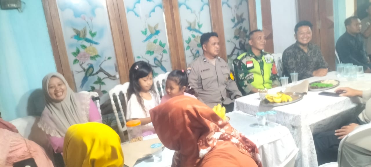 Anggota Polsek Jatikalen bersama Bhabinkamtibmas dan Babinsa Desa Gondang Wetan Pam Giatmas Elektun Di Desa Binaannya