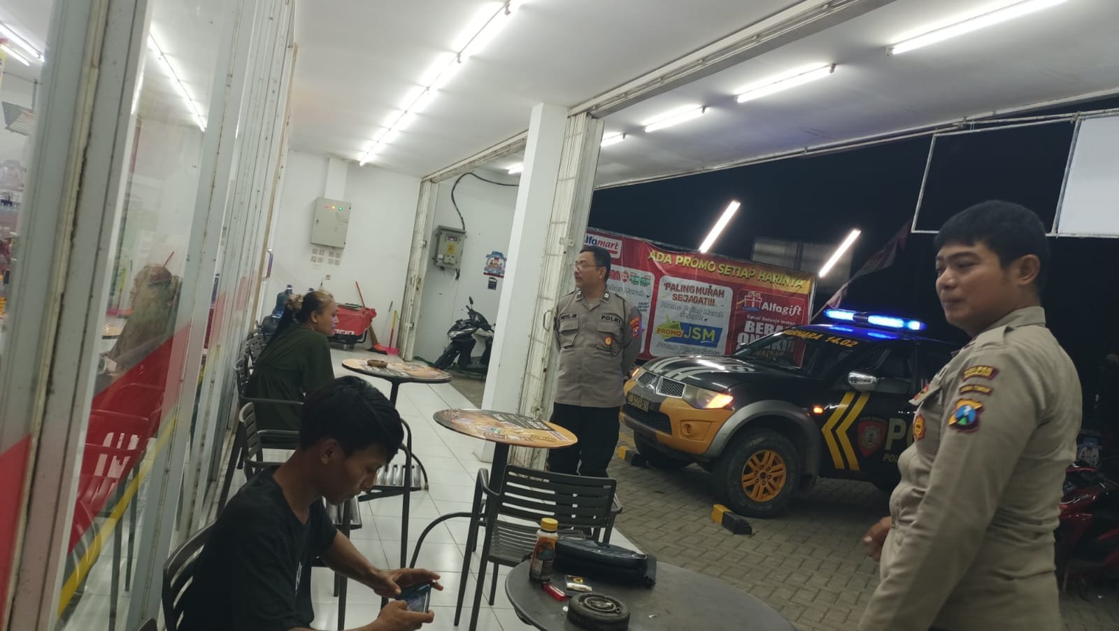 Polsek Jatikalen Melaksanakan Patroli Dialogis di depan sebuah minimarket Alfamart dengan pemuda