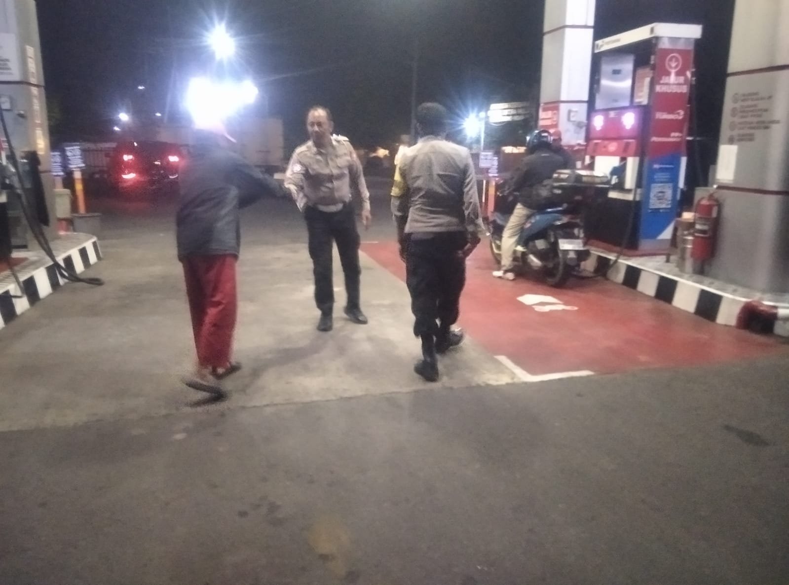 Patroli Samapta Polsek Kertosono Berikan Himbauan Kamtibmas saat Patroli di SPBU