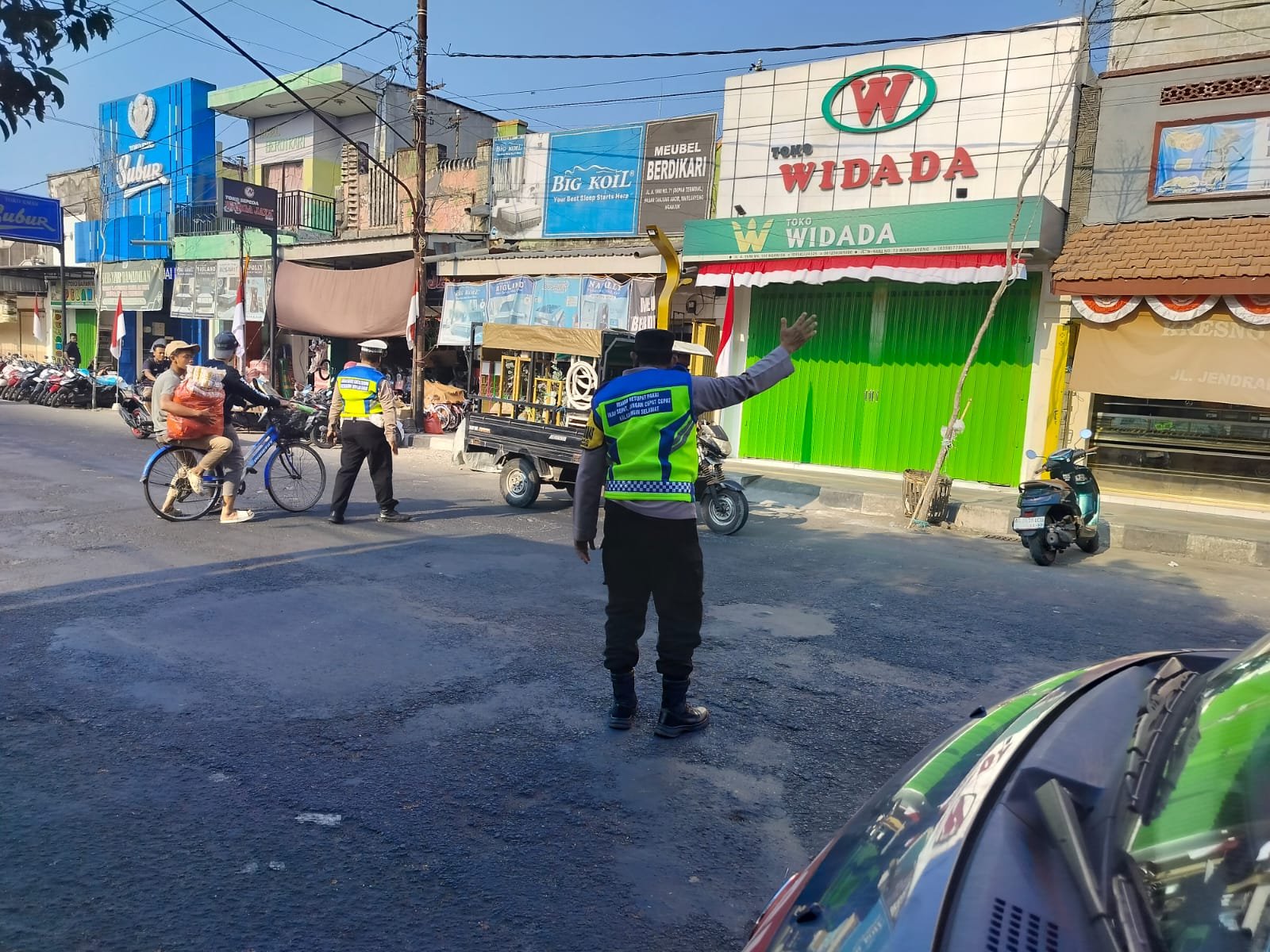 Personel Polsek Warujayeng Sigap Bantu Pengendara Sepeda Menyeberang Jalan