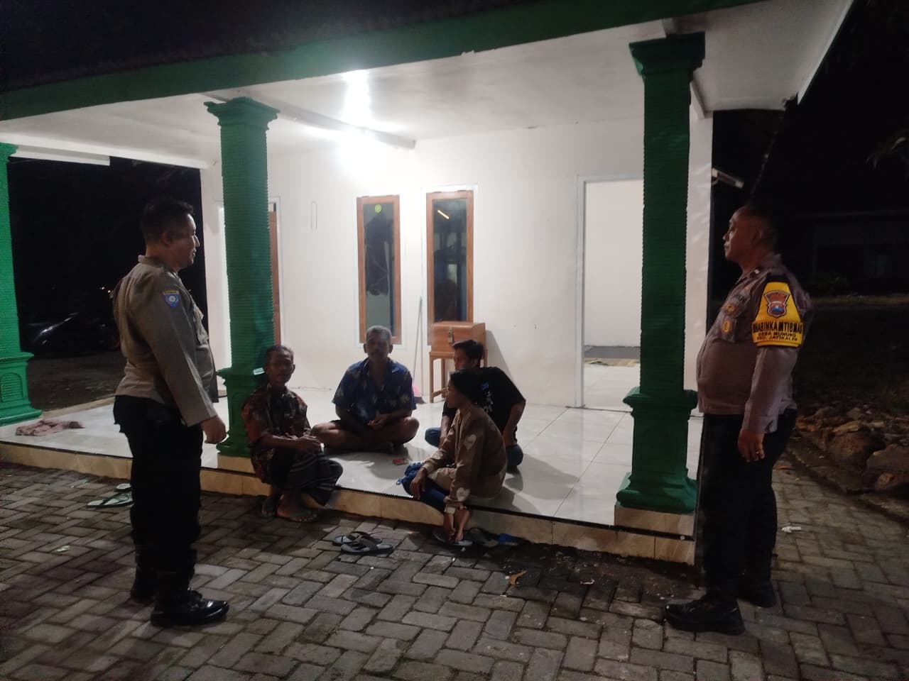 Polisi Jatikalen Hadir Dialogis di Pemandian air Panas Bayu Biru Berikan Rasa Aman di Hari Sabtu malam