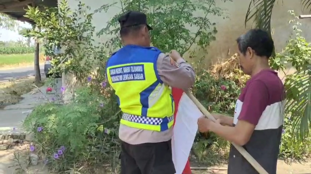 Bhabinkamtibmas Desa Sumberkepuh Ajak Warga Kibarkan Merah Putih dan Semarakkan HUT Ke-81 RI