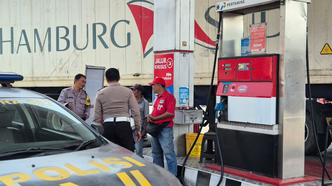 Patroli Samapta Polsek Kertosono Berikan Himbauan Kamtibmas saat Patroli di SPBU
