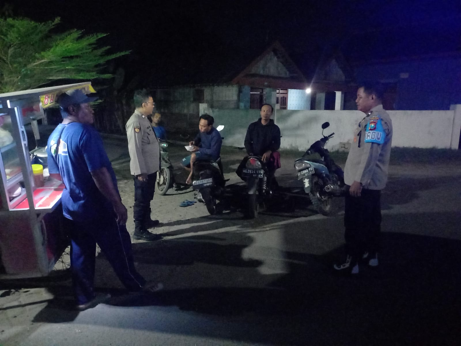 Patroli Dialogis Malam Hari, Polsek Jatikalen Sampaikan Himbauan Kamtibmas kepada Warga di Desa Dawuhan