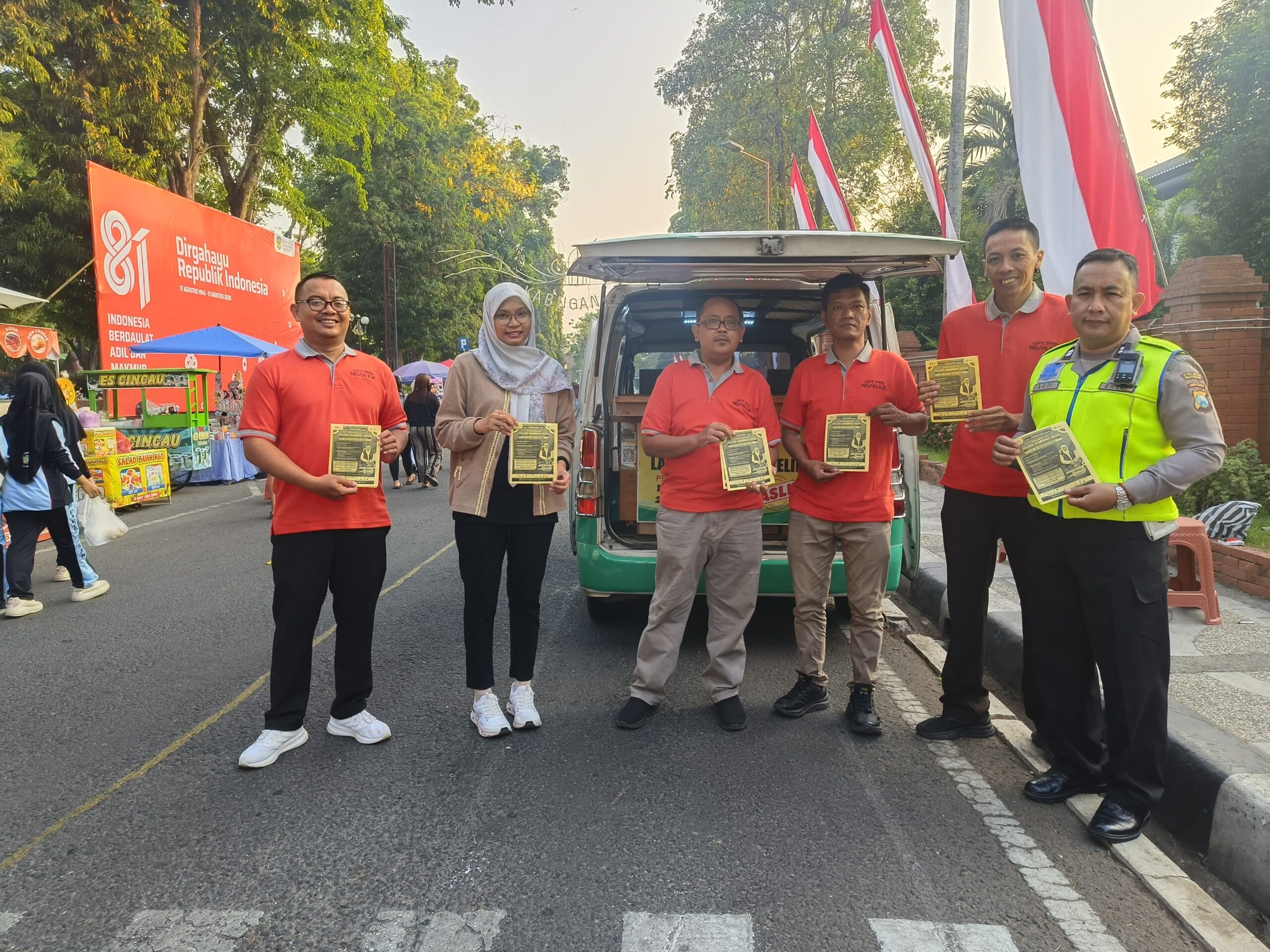 Bayar Pajak Sambil Olahraga! Samsat Keliling Hadir di Tengah Ramainya CFD Alun-Alun Nganjuk