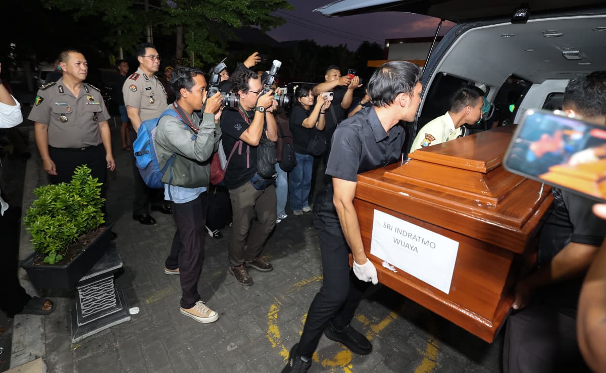 Tim DVI Polda Jatim Serahkan Dua Jenazah Korban KM Mutiara Sentosa II kepada Keluarga
