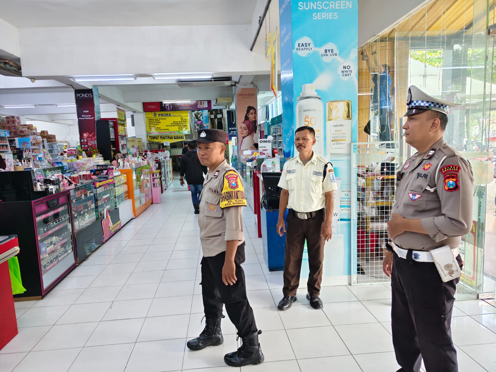 Patroli Preventif Polsek Nganjuk Kota Sambangi Swalayan, Edukasi Pengunjung Tingkatkan Kewaspadaan Cegah Kriminalitas