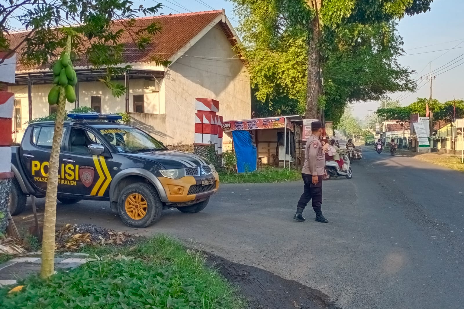 Giat Gaktur Pagi Polsek Jatikalen Bantu Penyeberangan Masyarakat