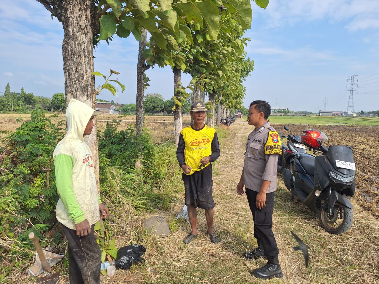 Bhabinkamtibmas Desa Tegaron Pantau Irigasi dan Ingatkan Petani Amankan Kendaraan