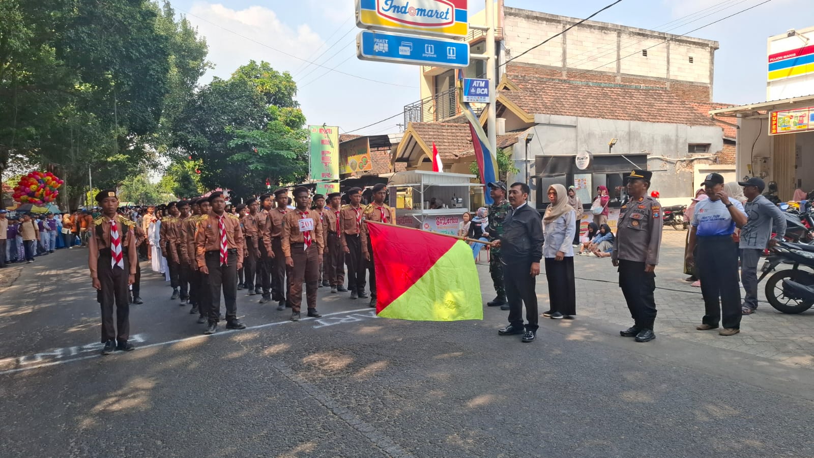 Semarakkan HUT Ke-81 RI, Polsek Warujayeng Amankan Gerak Jalan Pelajar SMP – SMA di Tanjunganom