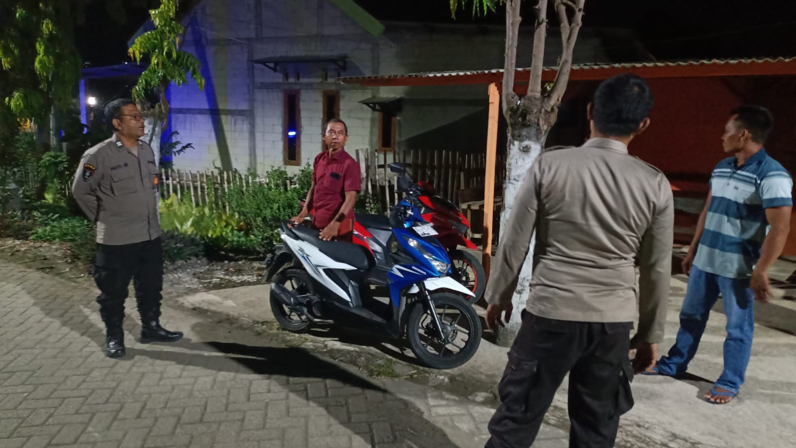 Patroli Dialogis Malam Hari, Polsek Jatikalen Ajak Warga Bersama Jaga Kamtibmas