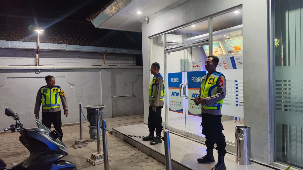 Pastikan Keamanan Kantor Perbankan di Tanjunganom, Polsek Warujayeng Rutin Gelar Patroli Malam