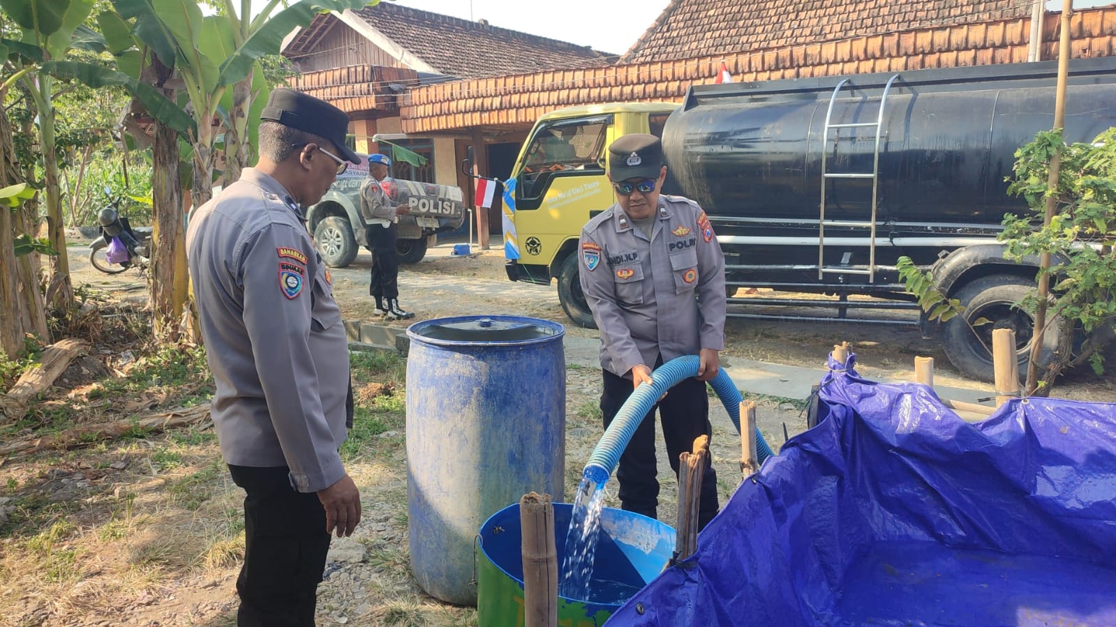 Polres Bojonegoro Distribusikan 8.000 Liter Air Bersih untuk Warga Ngambon