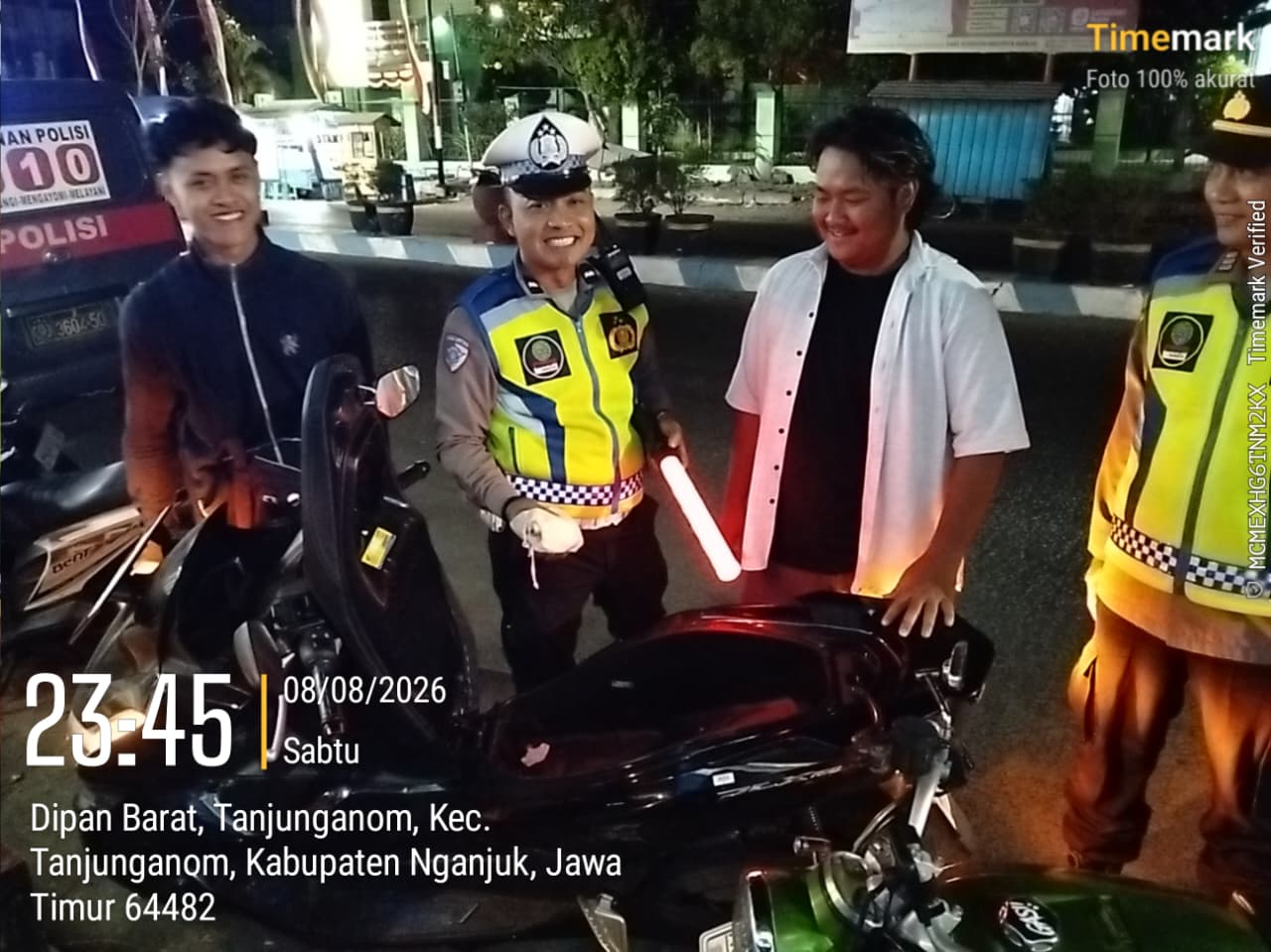 Cegah Balap Liar Saat Malam Minggu, Personel Polsek Warujayeng Gelar Patroli di Alun-Alun