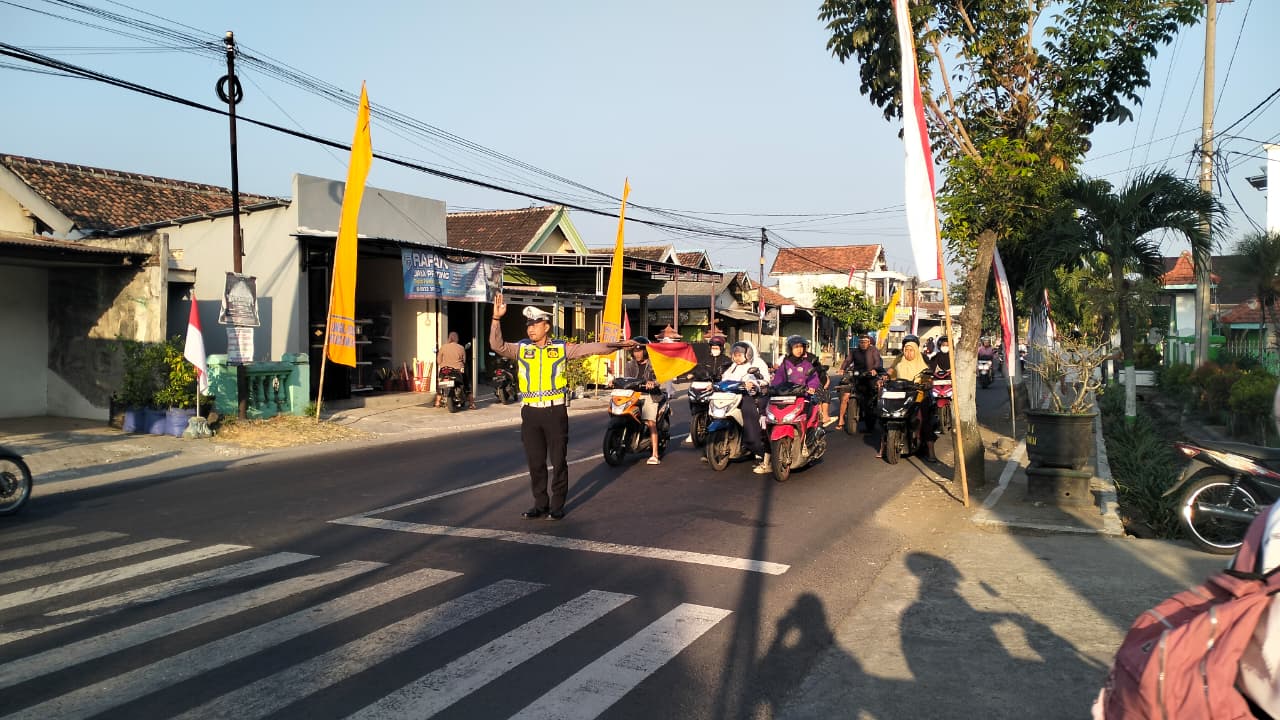 Awali Senin Pagi, Personel Polsek Warujayeng Turun ke Jalan, Pastikan Lalu Lintas Aman dan Lancar