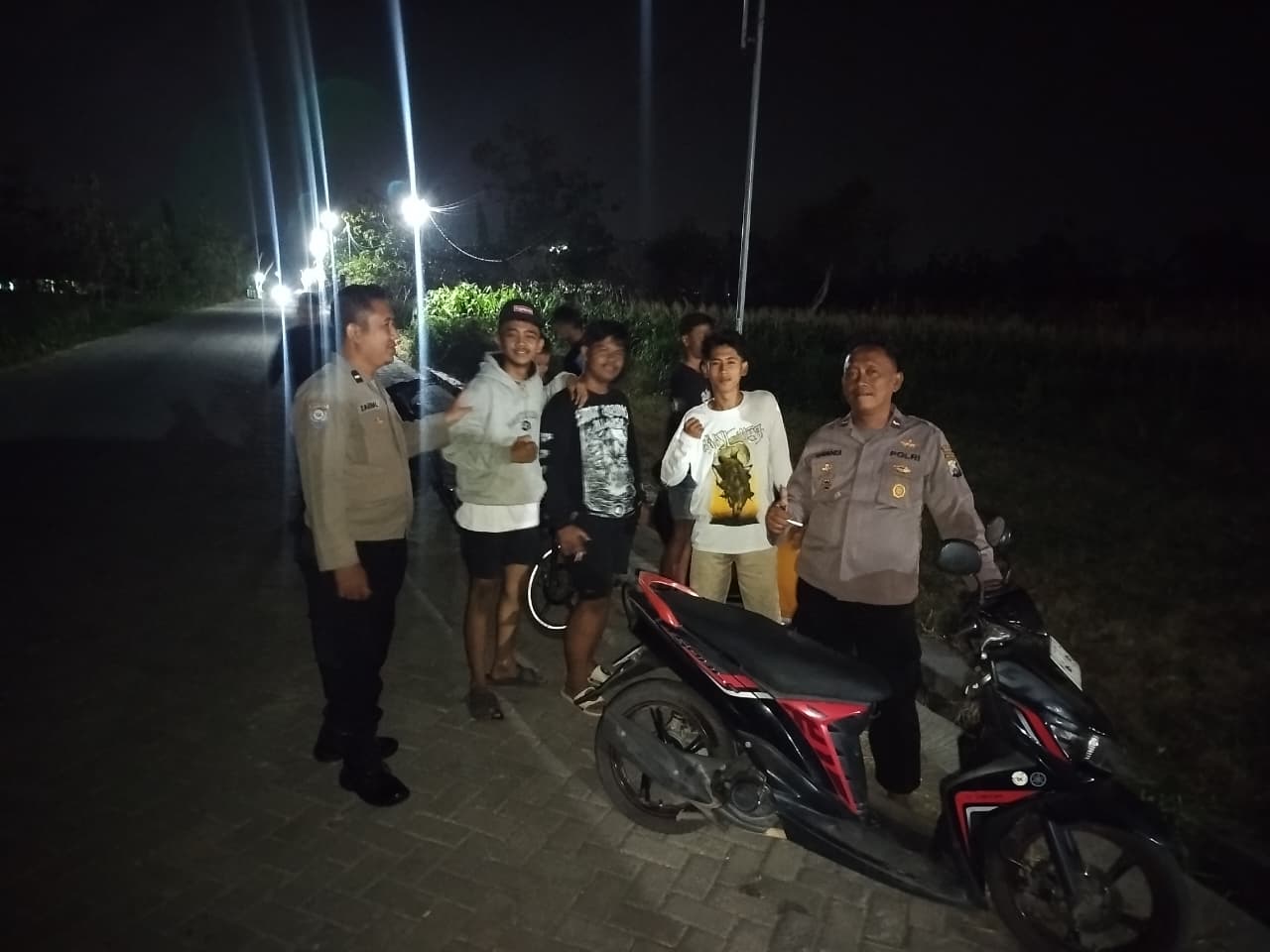 Anggota Polsek Jatikalen melakukan Patroli dan Dialogis dengan Pemuda Desa Lumpang kuwek