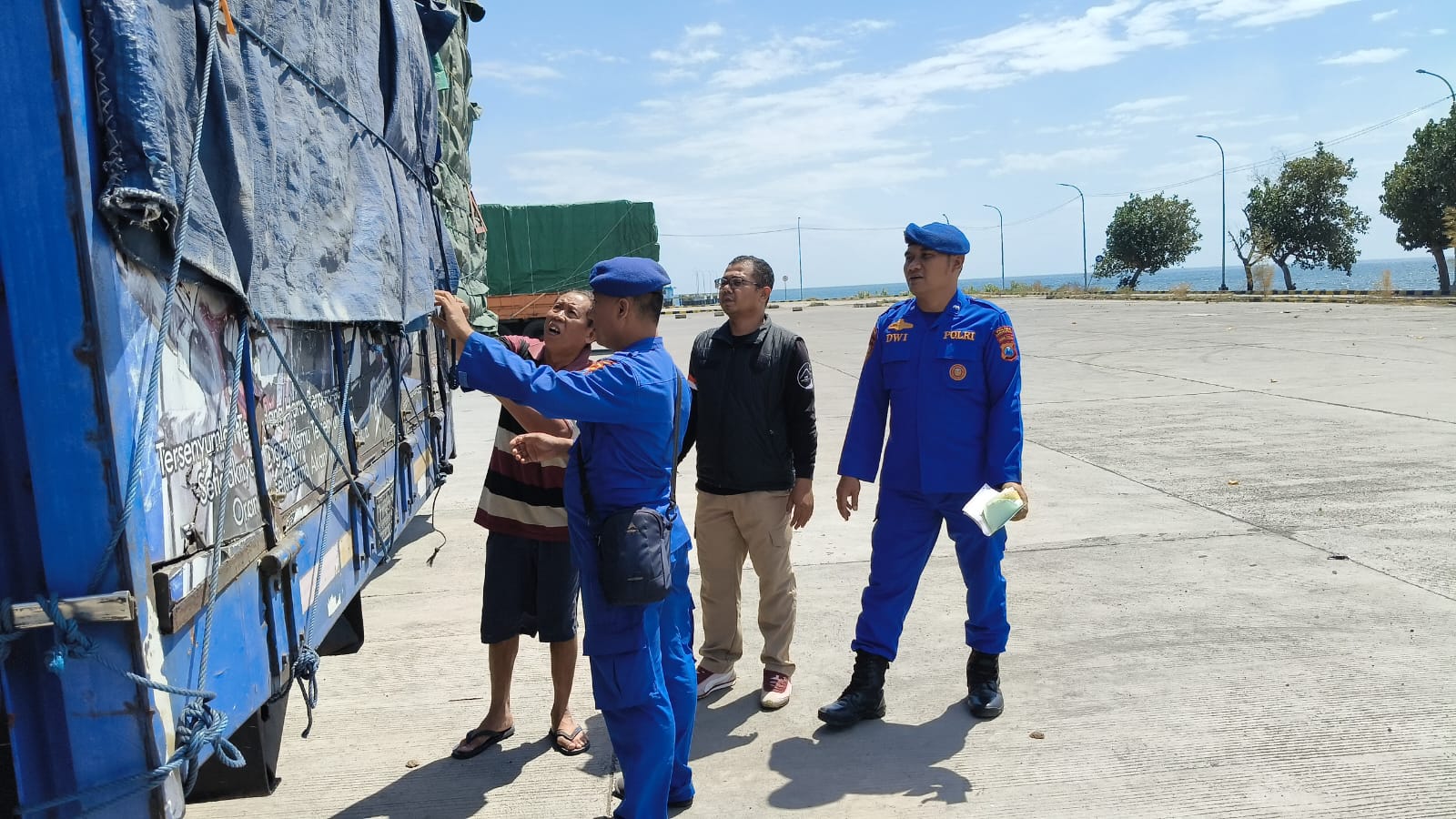 Polres Situbondo Perketat Pemeriksaan Muatan Truk di Pelabuhan Jangkar