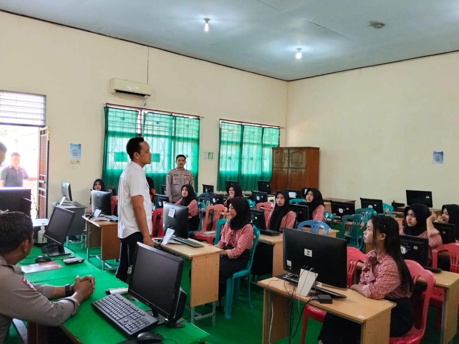 Polres Nganjuk Kenalkan Literasi AI kepada Pelajar, Dorong Generasi Muda Bijak dan Bertanggung Jawab Manfaatkan Teknologi