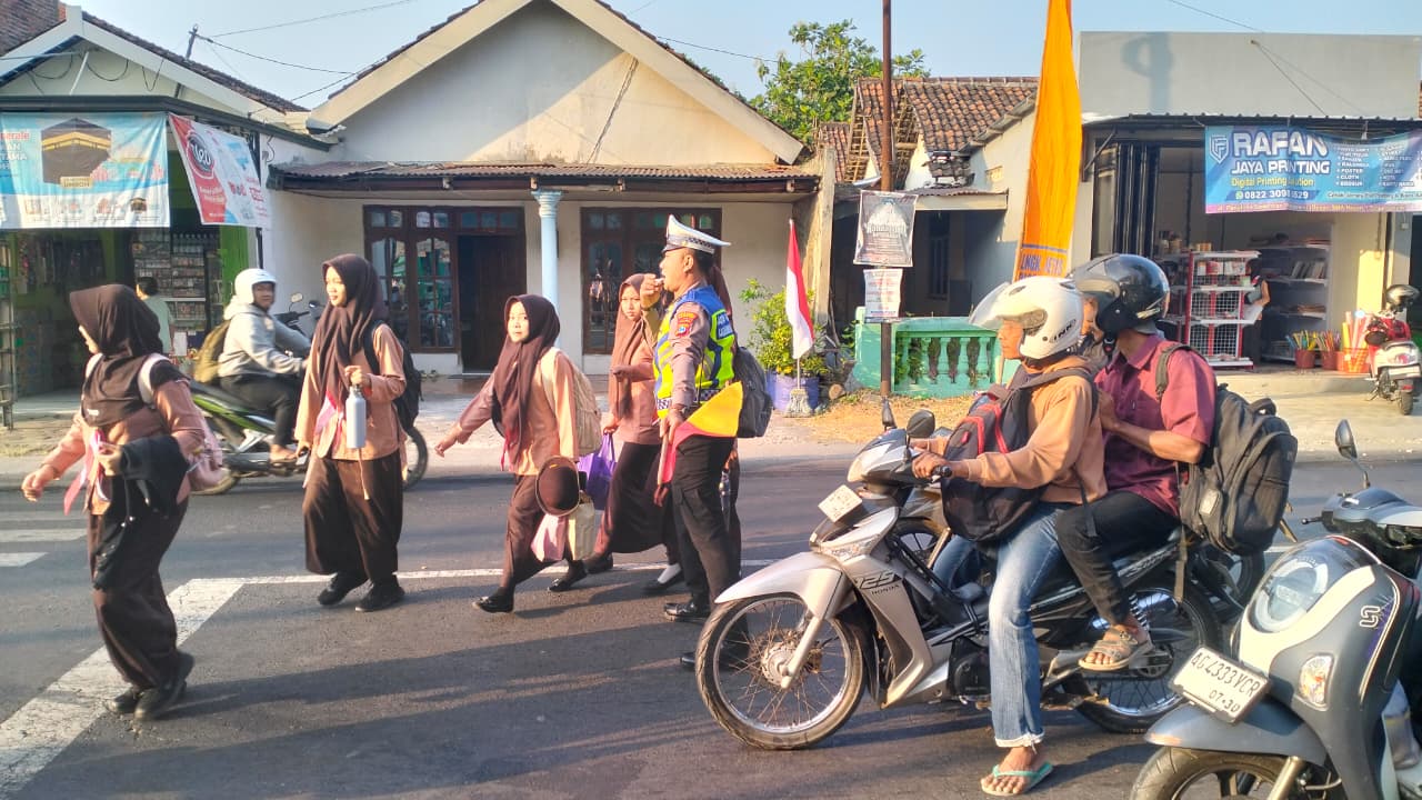 Polsek Warujayeng Terjunkan Personel ke Jalan Saat Pagi Hari, Beri Layanan Masyarakat