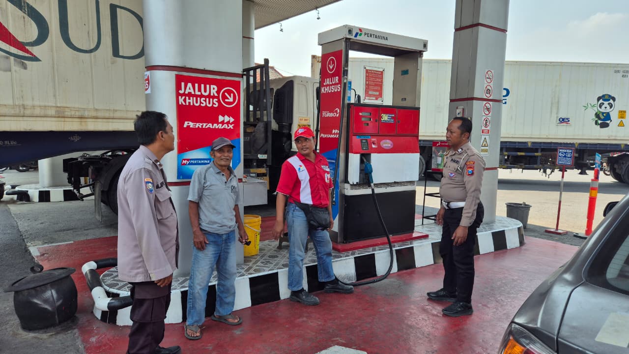 Cek Stok BBM, Patroli Samapta Sampaikan Himbauan Kamtibmas