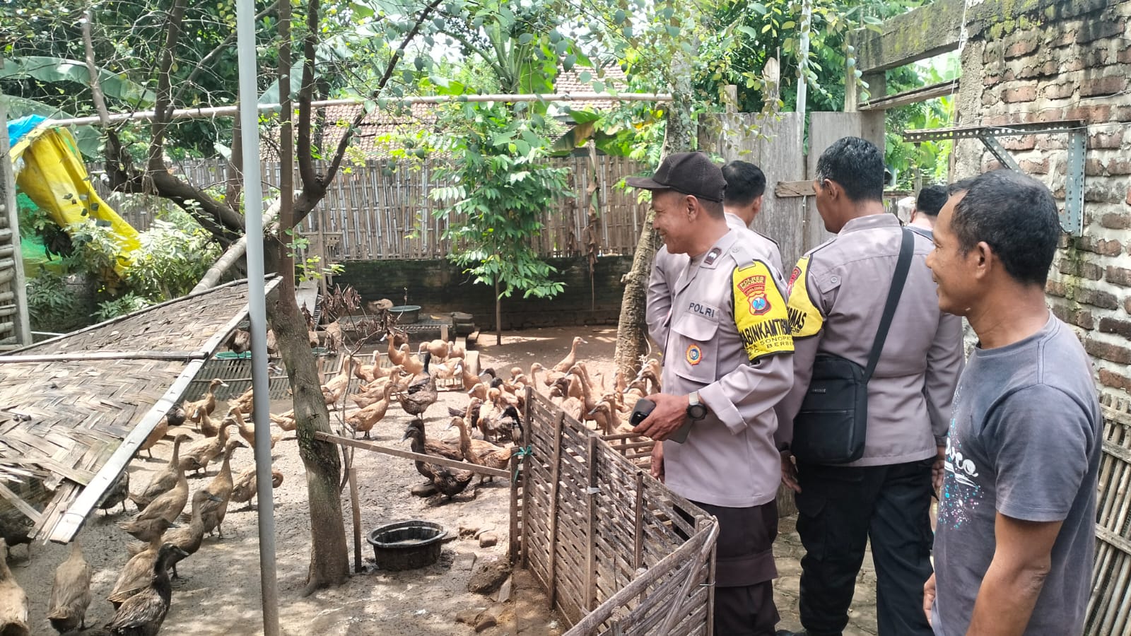 Bhabinkamtibmas Desa Sonopatik Dorong Pengembangan Peternakan Bebek sebagai Upaya Mendukung Ketahanan Pangan
