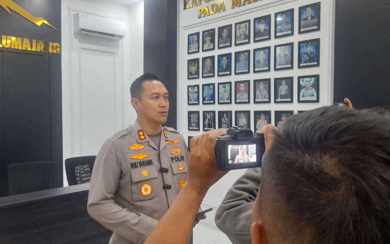 Polres Lumajang Amankan Tiga Tersangka Komplotan Pencurian Berkedok Investasi Fiktif
