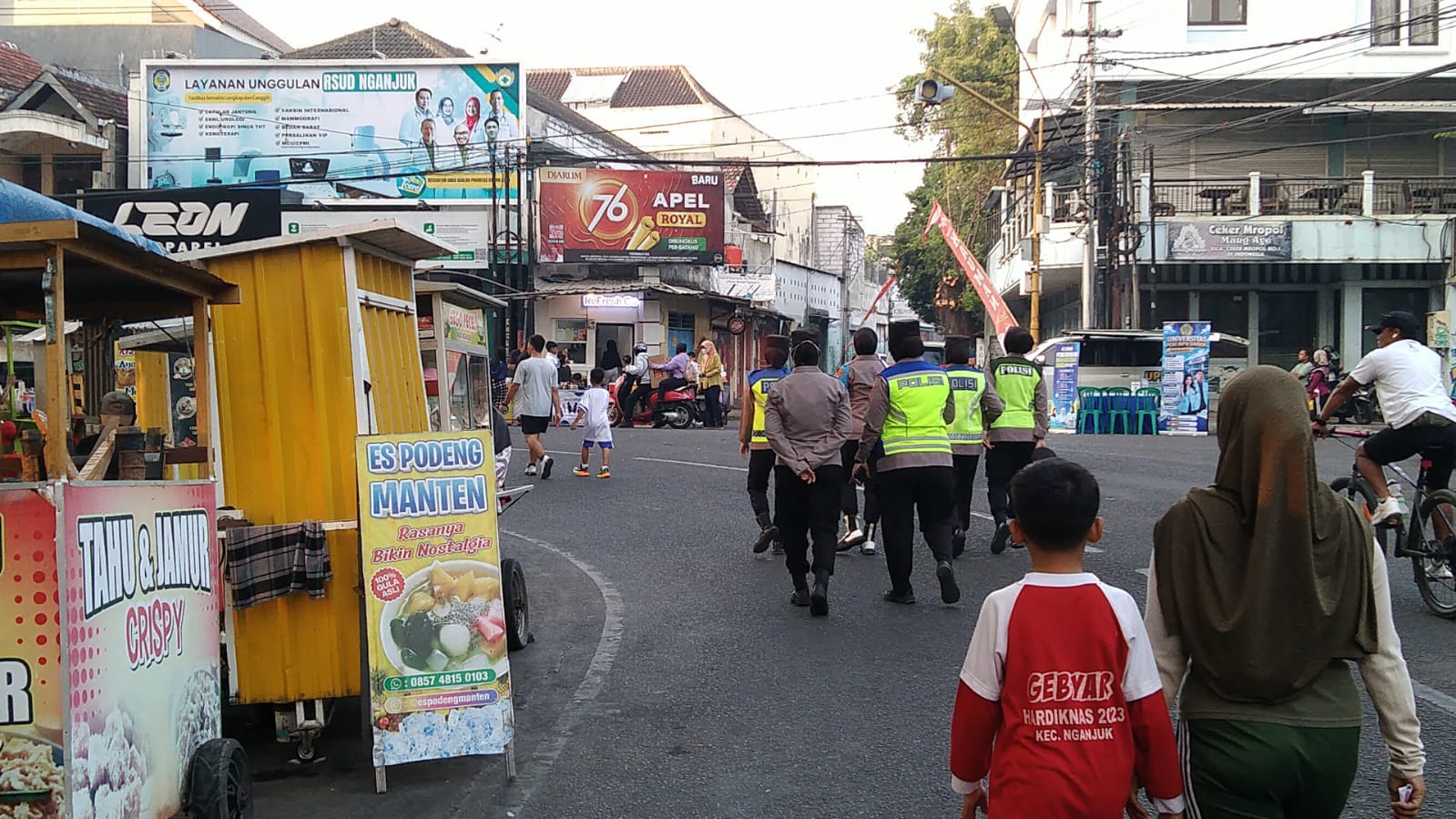 Personel Polsek Nganjuk Kota Sapa Masyarakat Saat Car Free Day