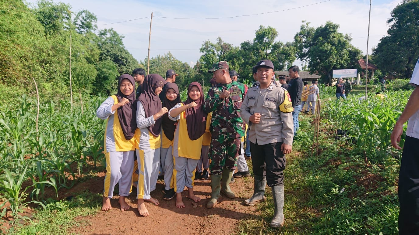 Semangat Kemerdekaan, Bhabinkamtibmas, Pelajar dan Petani Kompak Wujudkan Ketahanan Pangan