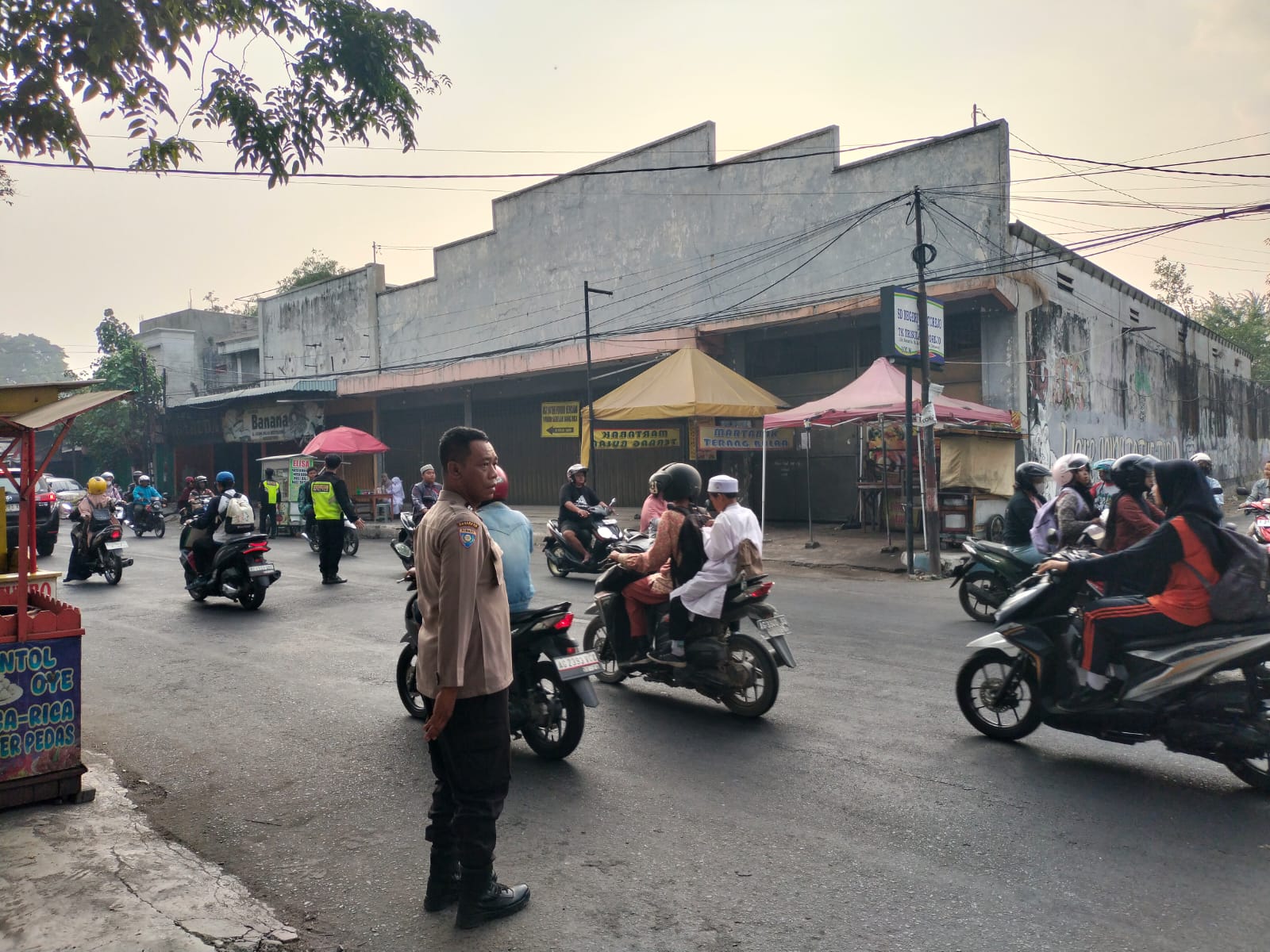 Giat Gaktur Pagi Polsek Kertosono Bantu Penyeberangan Masyarakat