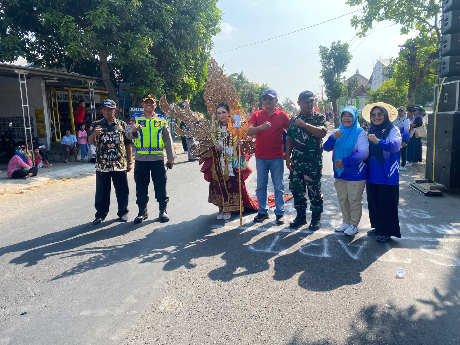 Kapolsek Warujayeng Pantau Langsung Karnaval SMP-SMA di Tanjunganom, Pengamanan Berlangsung Kondusif