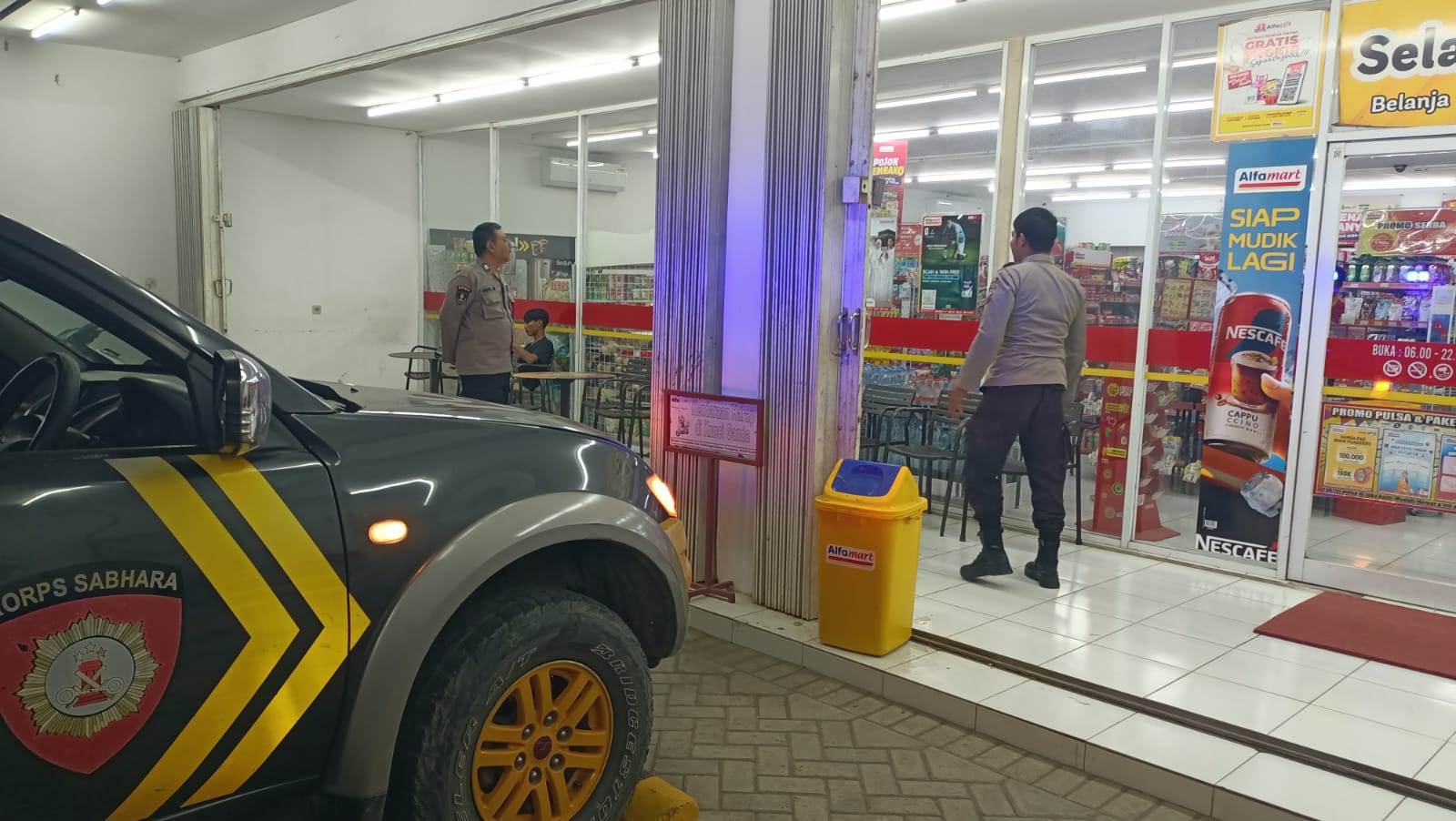 Polsek Jatikalen kegiatan Patroli Dialogis di depan sebuah minimarket Alfamart dengan pemuda