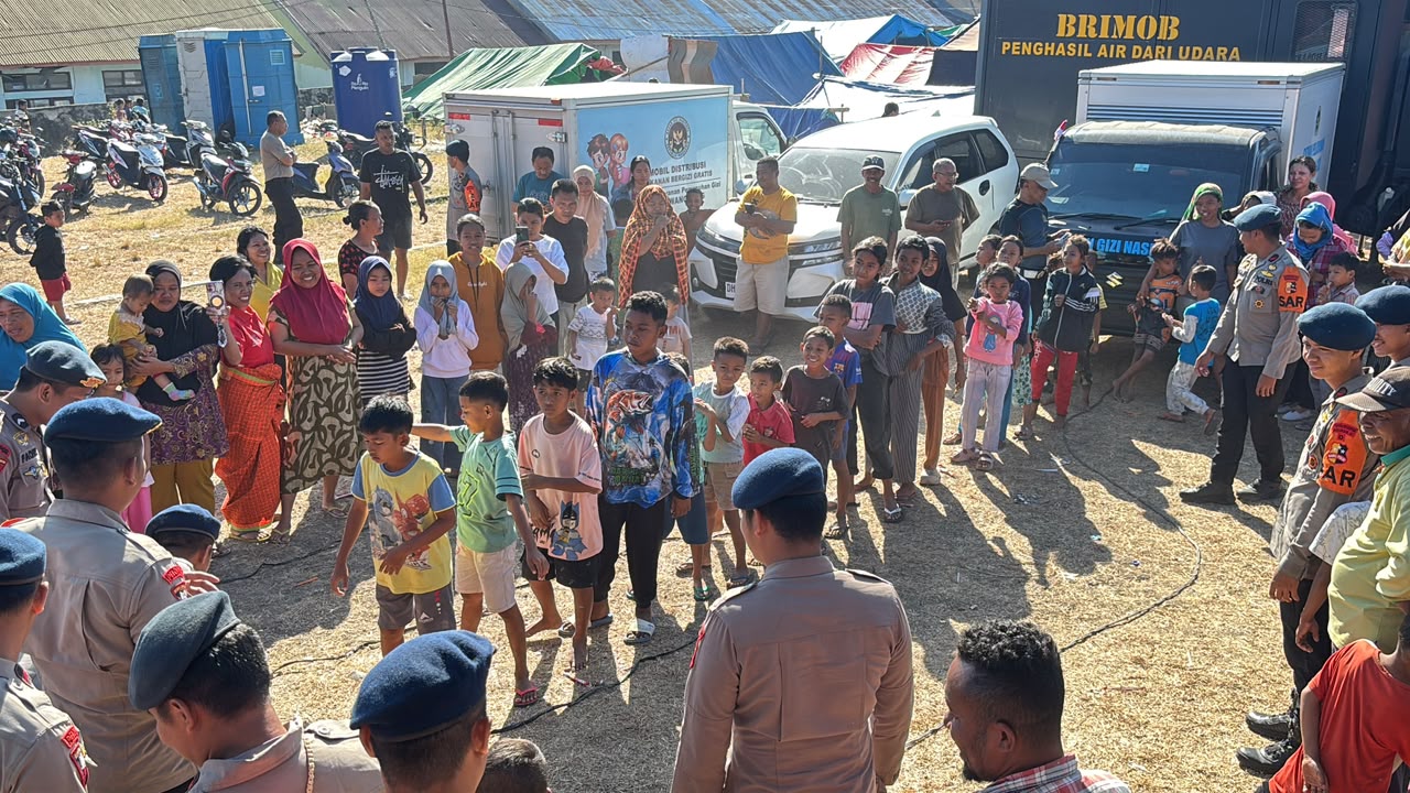 Pulihkan Semangat Pengungsi, Brimob Gelar Trauma Healing dan Pelayanan Kesehatan
