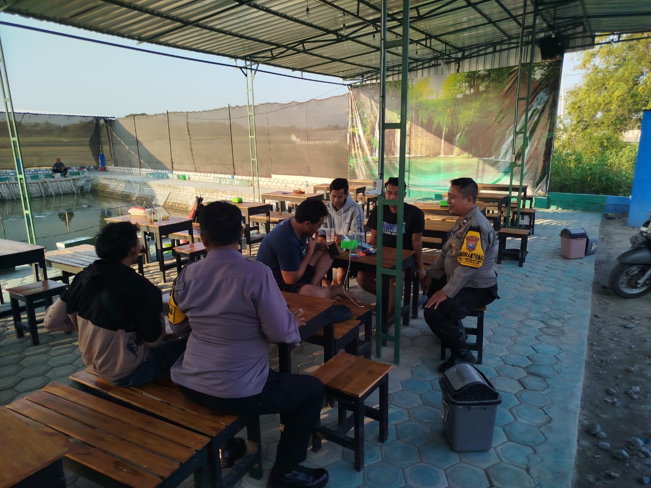 Anggota Polsek Jatikalen Patroli dan Curhat dengan Warga Masyarakat Desa Ngasem di Cafe