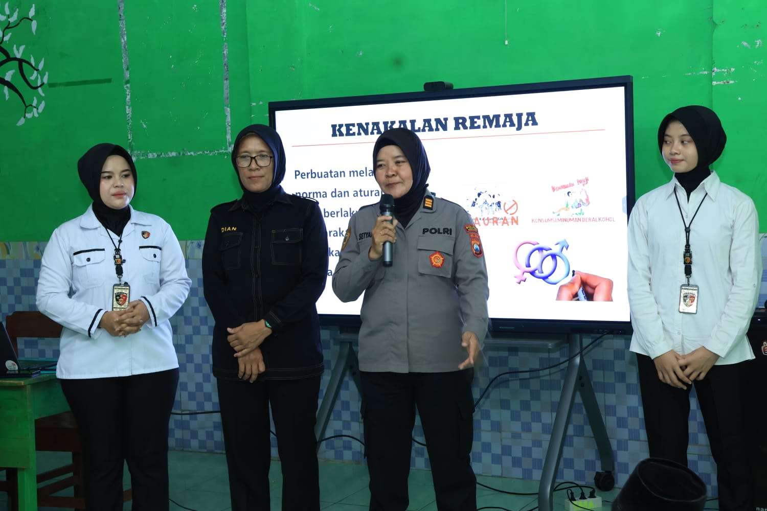Sambut Hari Jadi ke – 78, Polwan Polres Ngawi Edukasi Santri Cegah Kenakalan Remaja