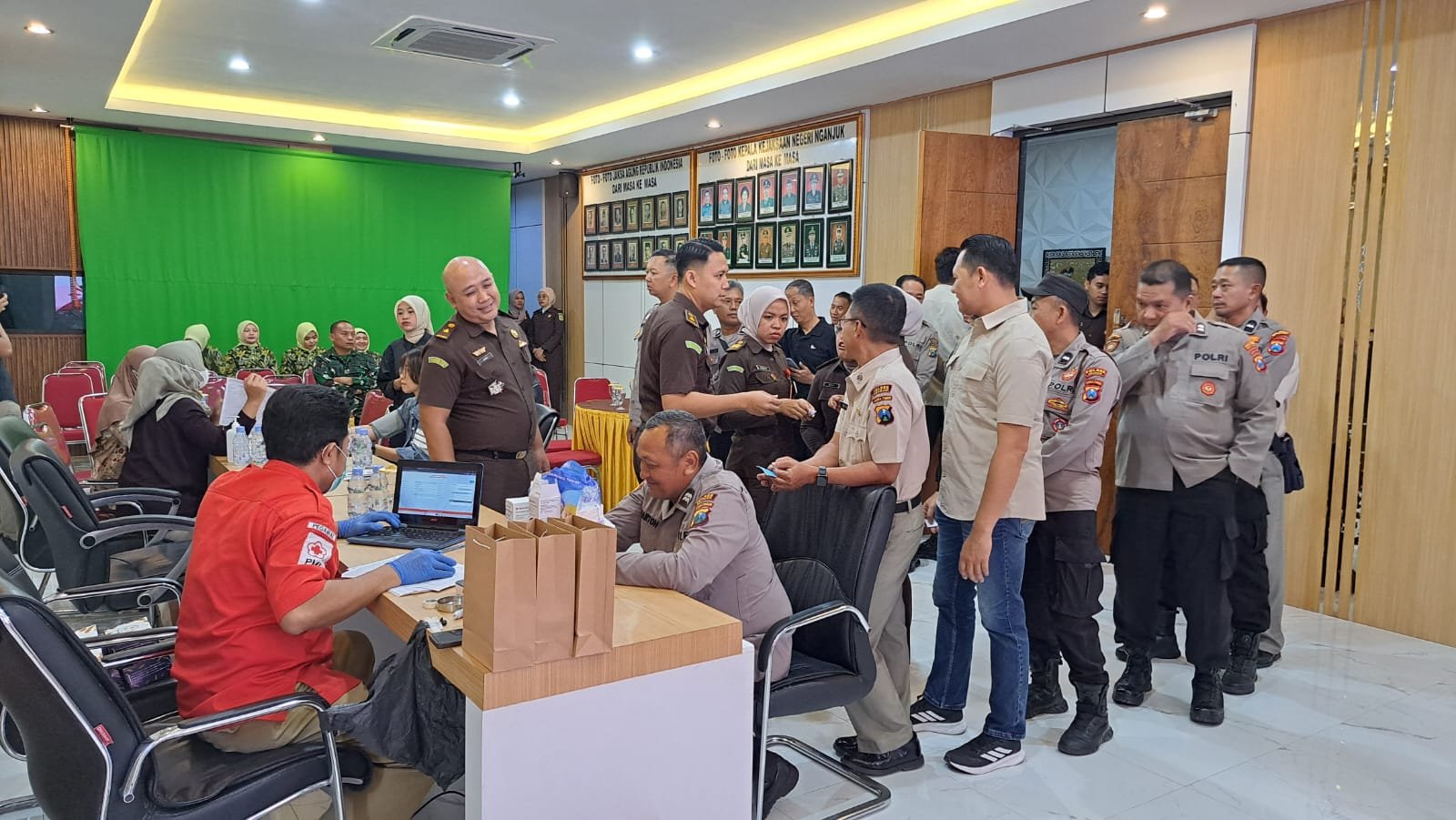 Polres Nganjuk Ambil Bagian dalam Aksi Donor Darah di Harlah Kejaksaan ke-81