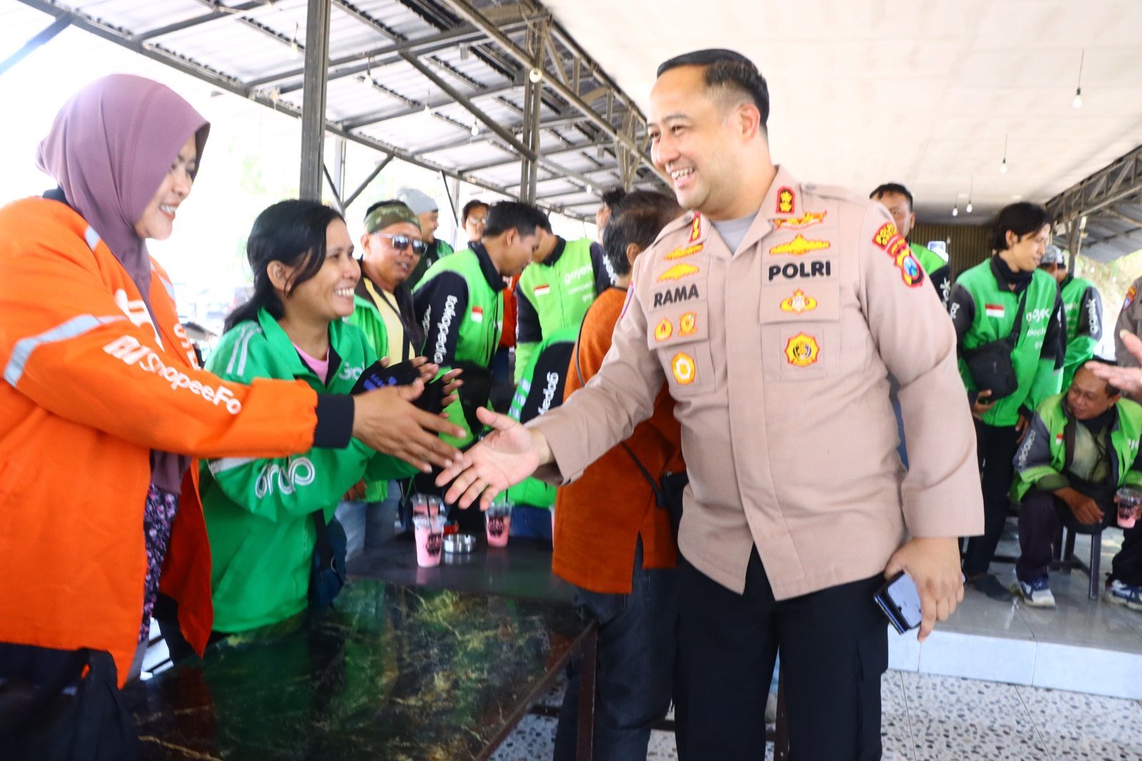 Bangun Sinergi, Kapolres Gresik Gelar Dialog Interaktif dan Bagi Bansos ke Driver Ojol