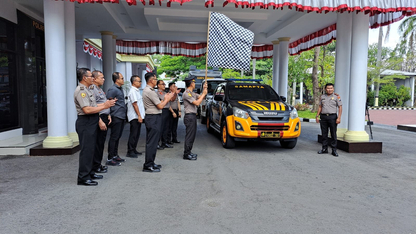 Musim Kemarau, Polres Nganjuk Salurkan 12 Ribu Liter Air Bersih untuk Warga Lengkong