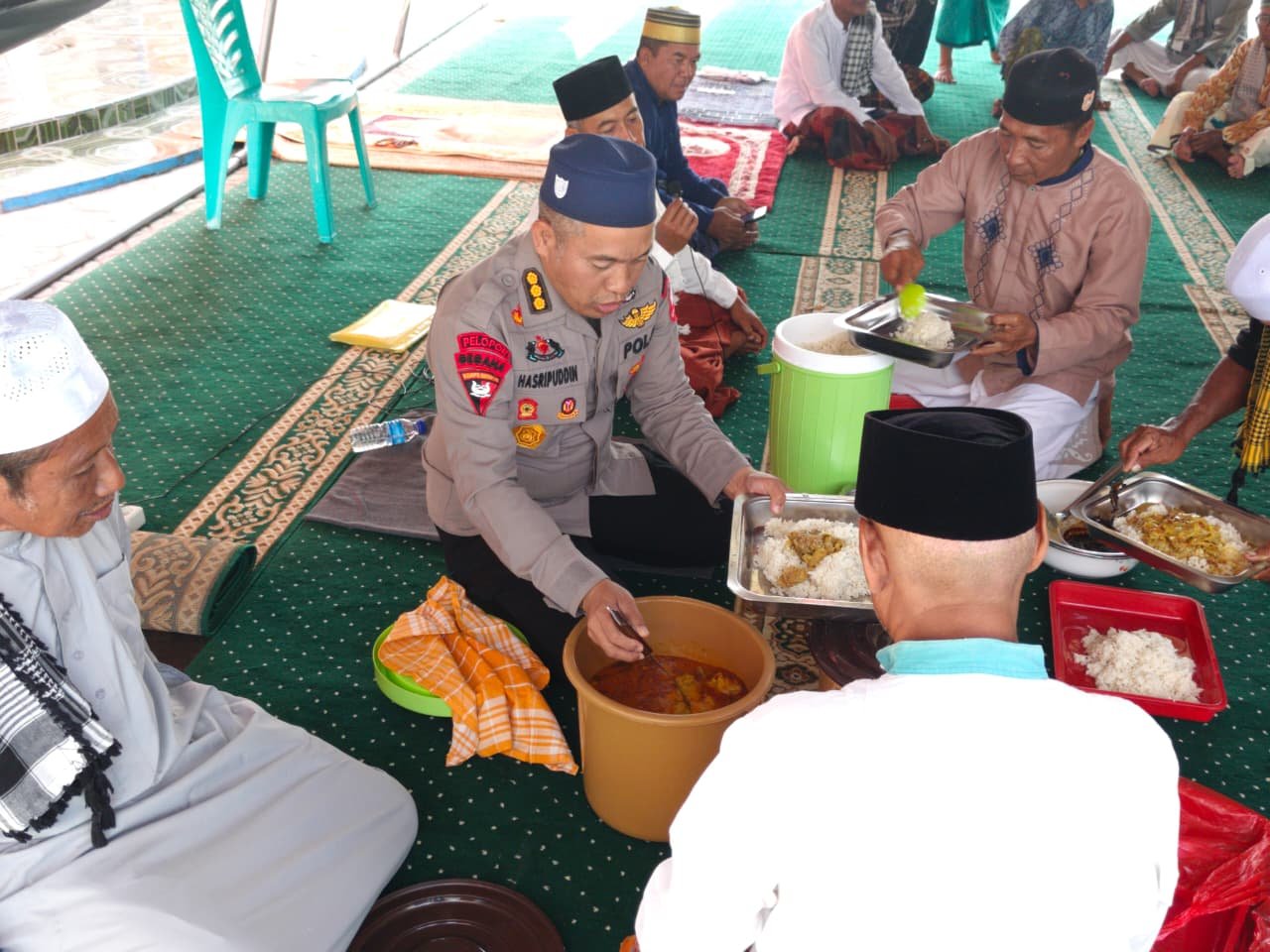 Usai Salat Jumat, Dansatgas SAR Brimob Makan Bersama Warga Terdampak Gempa di Reo