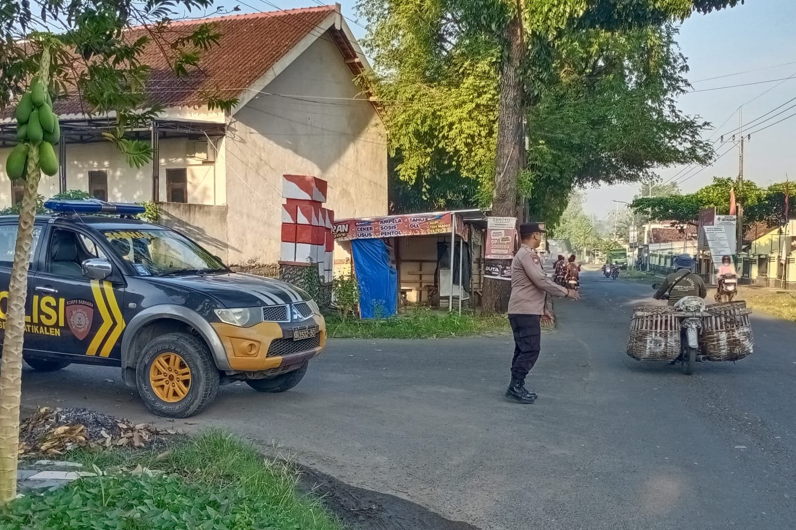 Giat Gaktur Pagi Polsek Jatikalen Bantu Penyeberangan Masyarakat