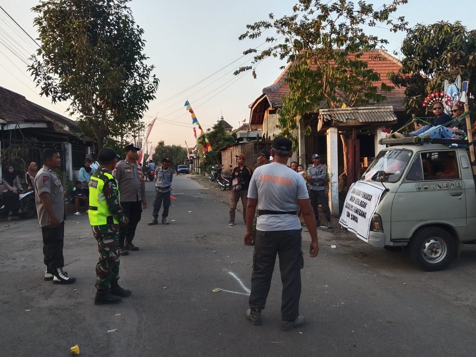 Polsek Jatikalen Gelar Pengamanan Karnaval Seni HUT RI ke-81 di Desa Begendeng