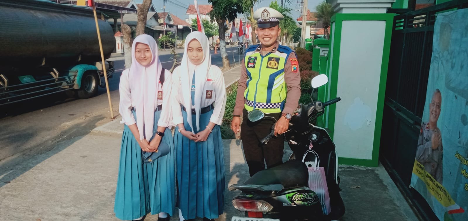 Panit Lantas Polsek Warujayeng Beri Teguran Simpatik Kepada Pelajar Yang Langgar Lalu Lintas