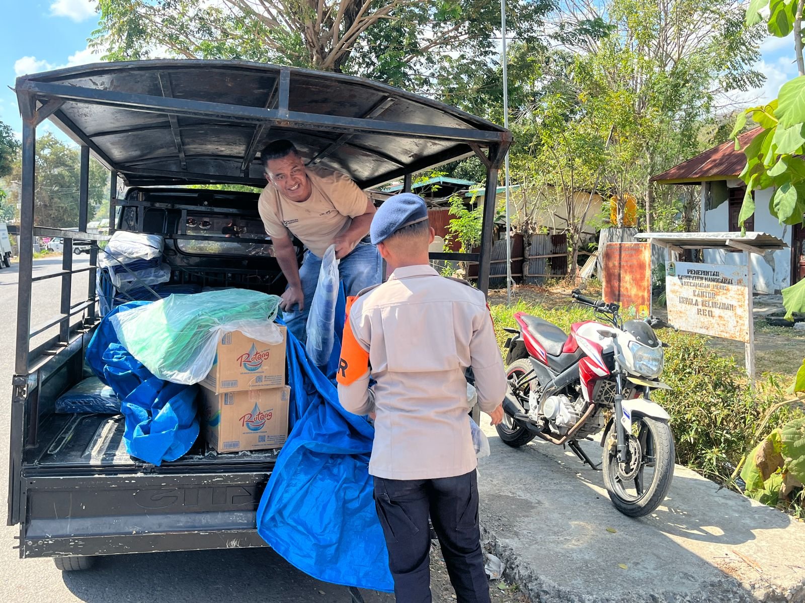Dukungan Logistik Terus Mengalir, Satgas SAR Korbrimob Terima Bantuan Terpal di Reo