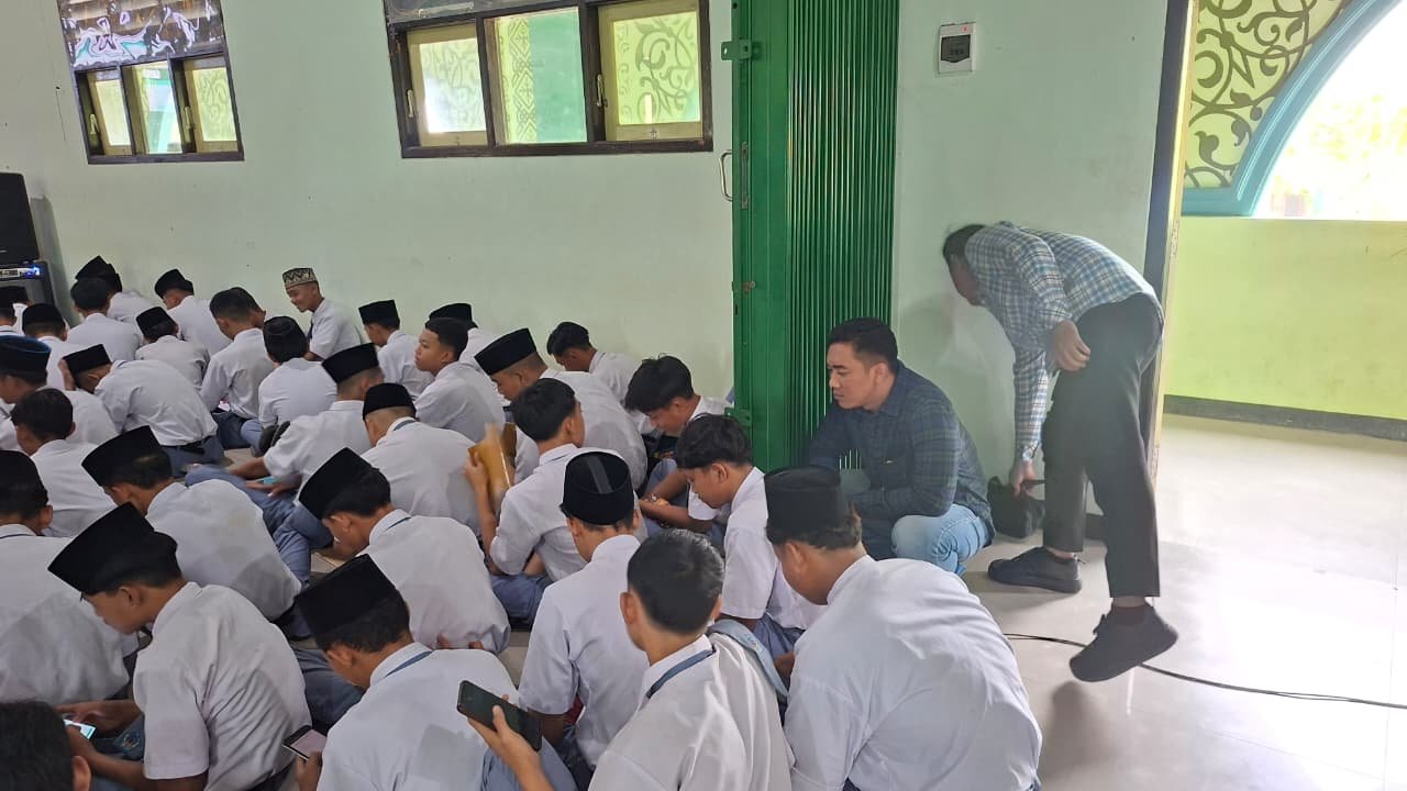 WASPADA HOAKS DI ERA AI, TIM TRAINER POLRES NGANJUK EDUKASI SISWA MAN 1 NGLAWAK