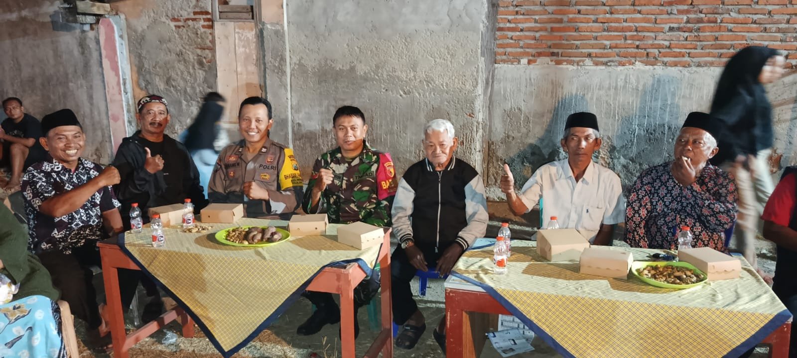 Sinergisitas Bhabinkamtibmas dan Babinsa Amankan Pentas Seni dan Elektune di Kelurahan Werungotok