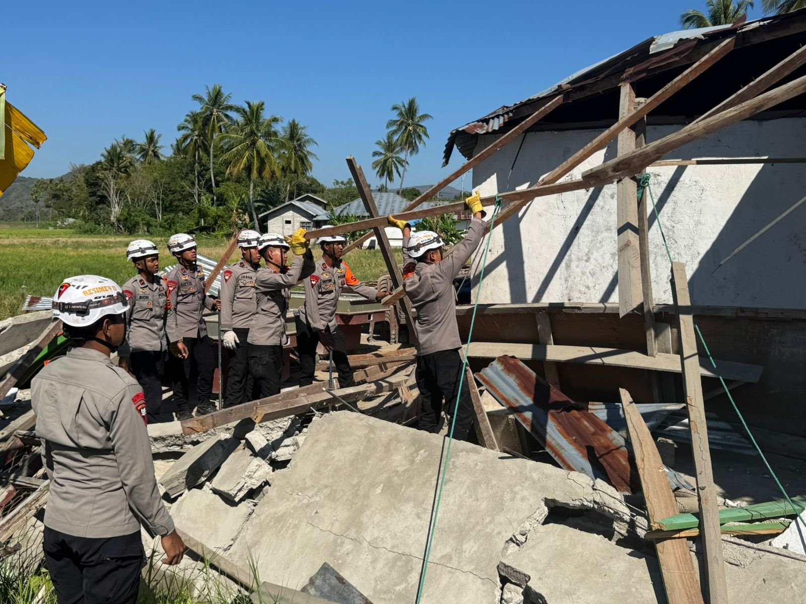 Kehadiran Brimob Ringankan Beban Warga, Rumah Terdampak Bencana Dibongkar