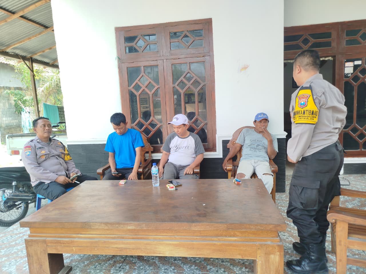 Patroli Dialogis Siang Hari Personel Polsek Jatikalen, Sampaikan Pesan Kamtibmas Kepada Warga