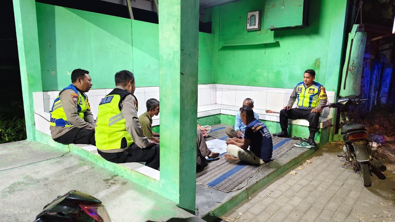 Patroli Pemukiman, Personel Polsek Warujayeng Ingatkan Warga Pentingnya Jaga Kamtibmas