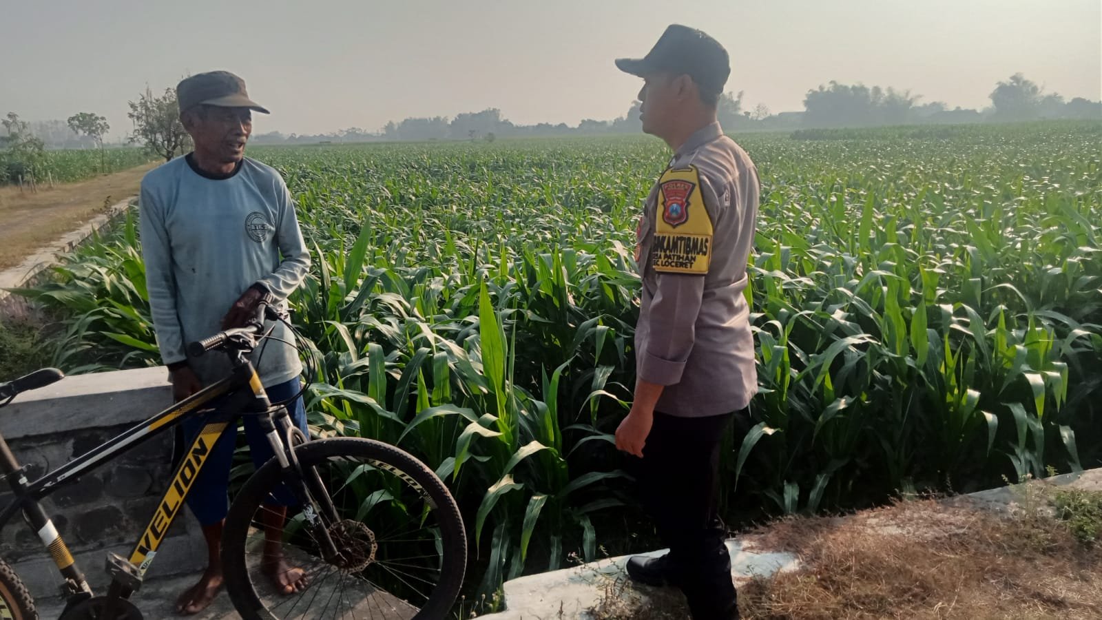 Patroli Naik Sepeda, Bhabinkamtibmas Patihan Dekatkan Diri dengan Petani
