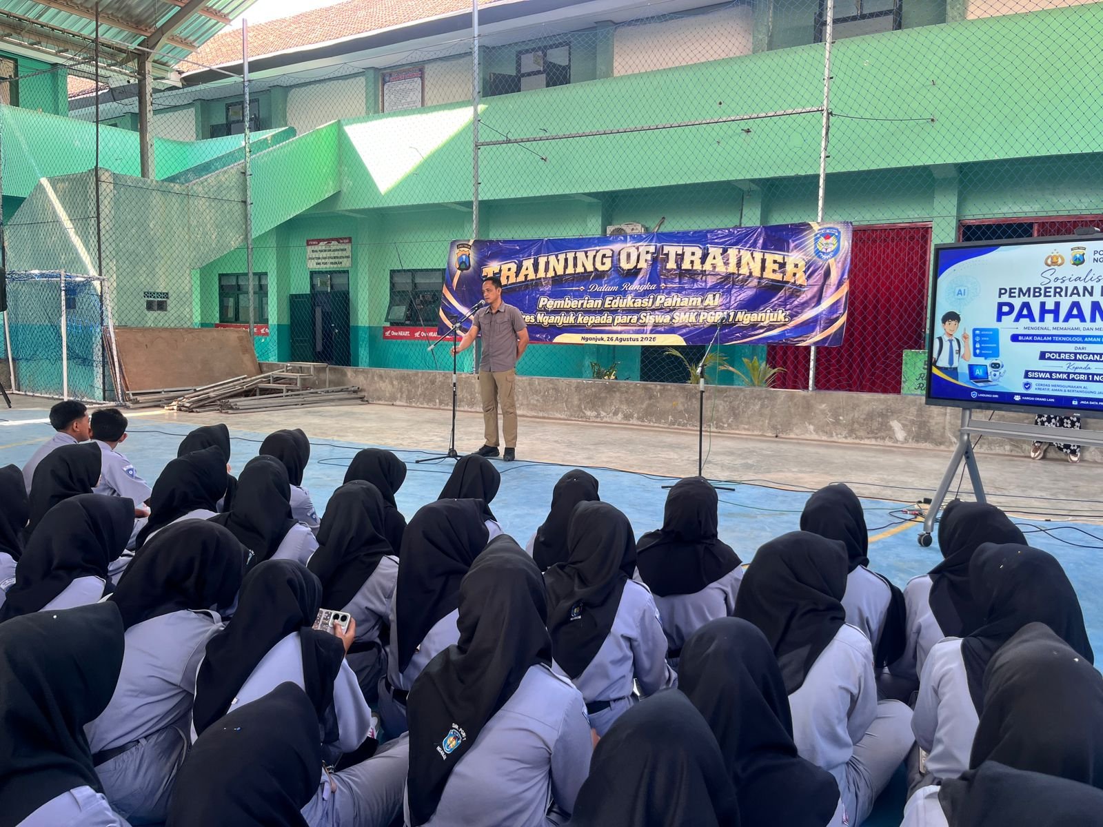 RATUSAN SISWA SMK PGRI 1 NGANJUK ANTUSIAS BELAJAR AI, POLISI DORONG TEKNOLOGI JADI PELUANG PRODUKTIF