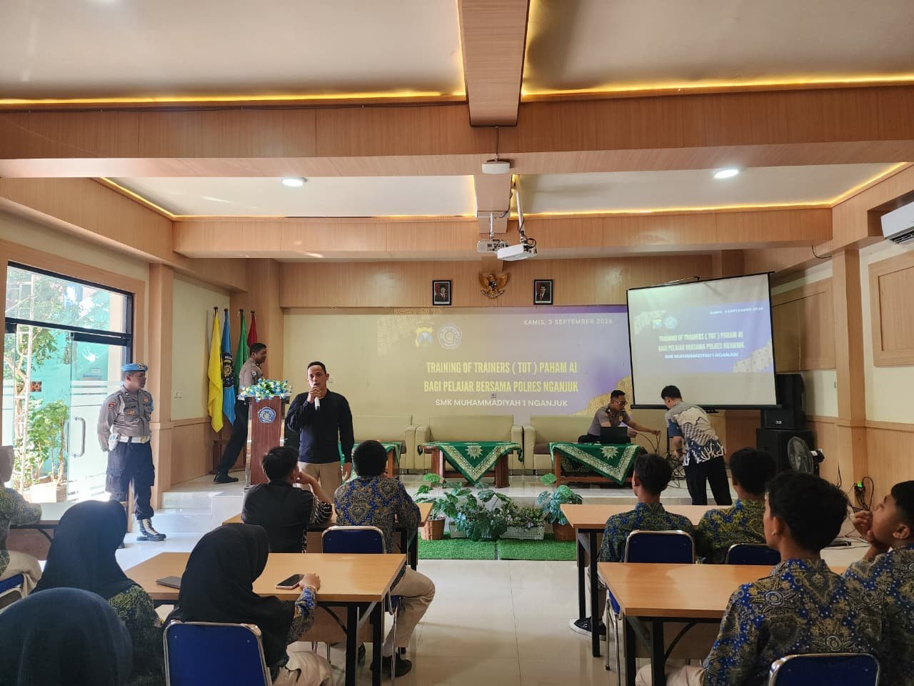 JANGAN SAMPAI KETINGGALAN TEKNOLOGI AI, POLRES NGANJUK EDUKASI 80 SISWA SMK 1 MUHAMMADIYAH